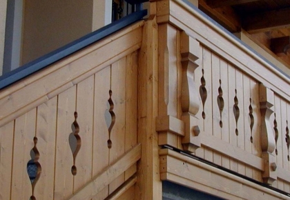 Balconi in legno lavorazione artigianale